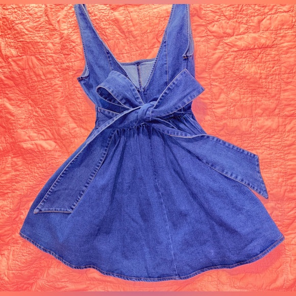 Klesis Boutique Brand Marissa Denim Mini Dress Bow Tie Back V Neckline NWT - Picture 4 of 9